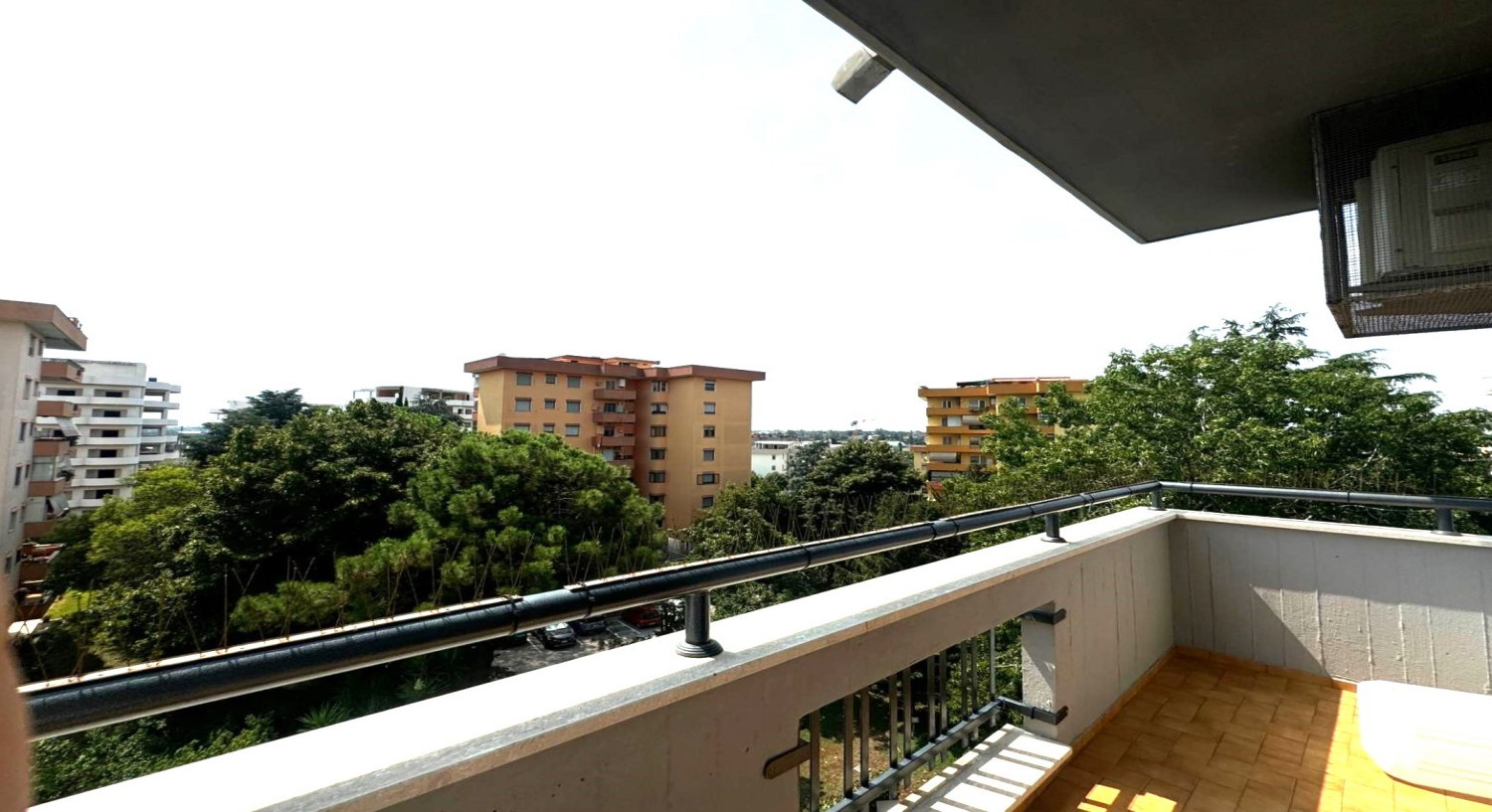 In zona servita e ben collegata villa bifamiliare in contesto residenziale di nuova costruzione. 5