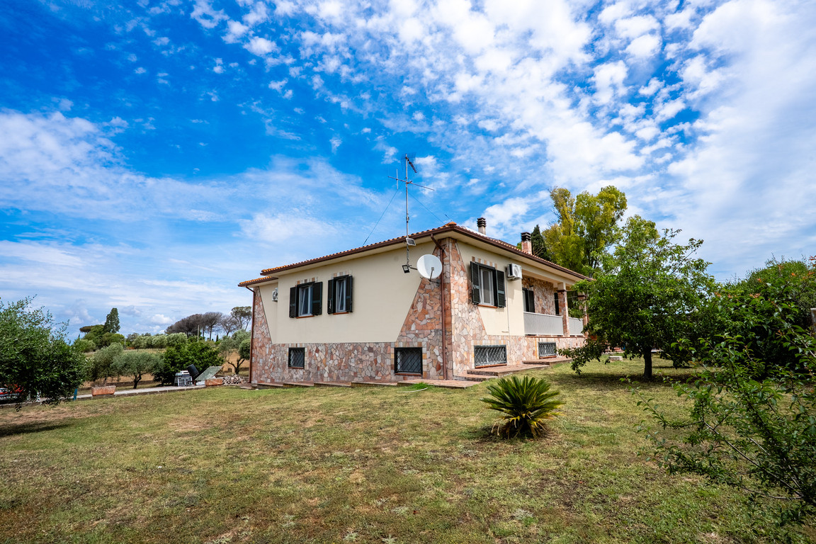 Villa in Via Adda 11, Aprilia 11
