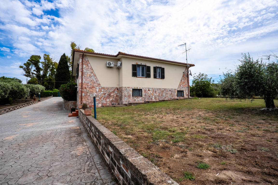 Villa in Via Adda 11, Aprilia 5
