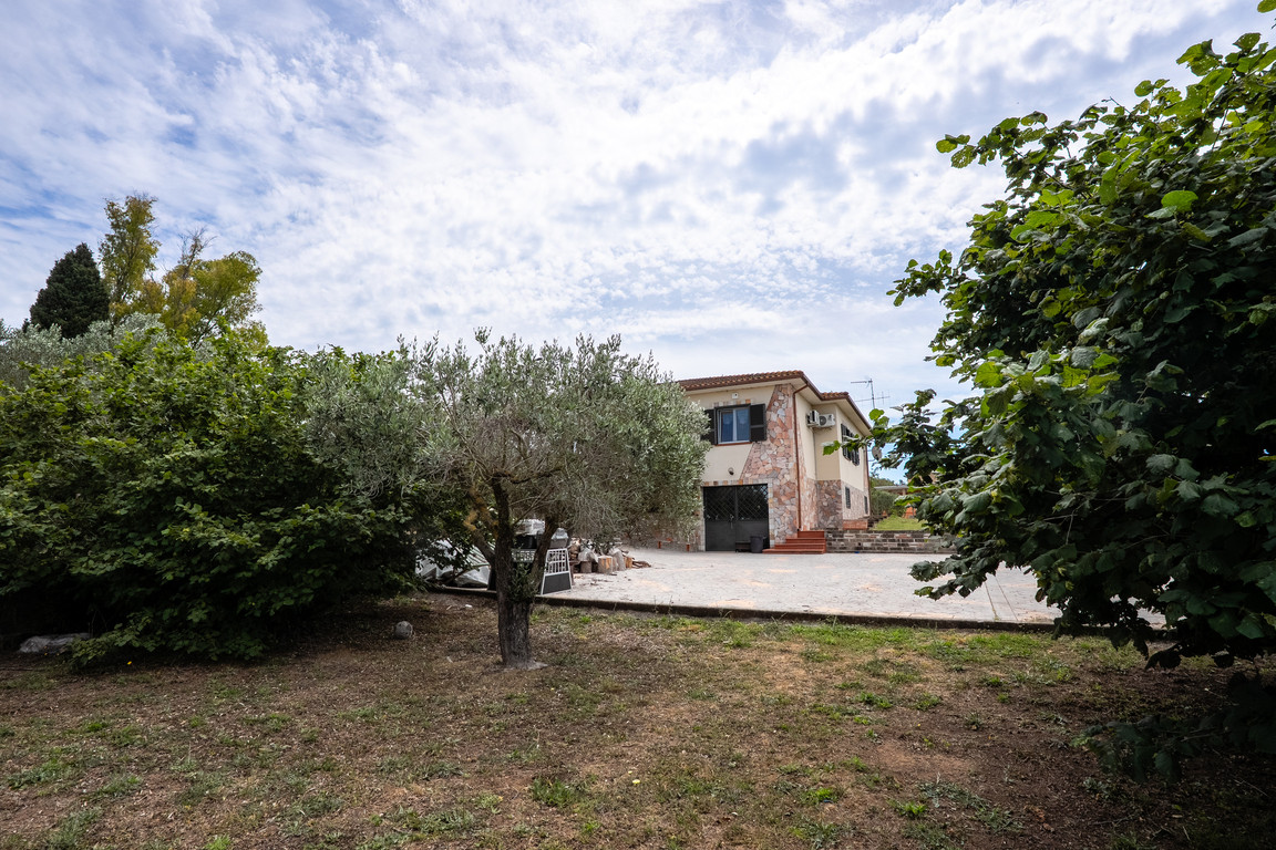 Villa in Via Adda 11, Aprilia 8